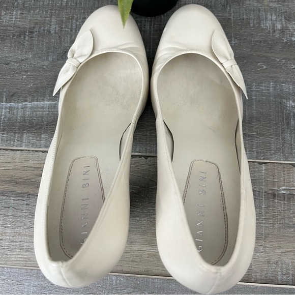 Gianni Bini Cream Pump Heels Decorative Side Bow Size 7.5 - Picture 11 of 12